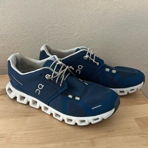 On Running cloud shoe size W8 Denim/White